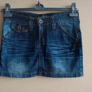 Jeanskjol från House of Denim - Jätte fin mini jeanskjol från House of Denim. 💙💙tyvärr för liten för mig men älskar den annars😍passar Xs-S