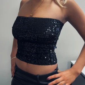 Svart paljett tubtopp - Snygg svart glittrig tubtopp. Perfekt till party!🥳😍🤩