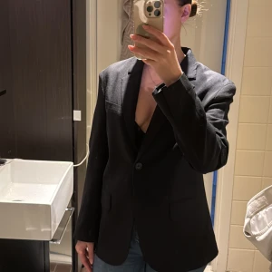 ARKET- svart kavaj - Oversized kavaj, OK skick Storlek 34- men känns som 36-38