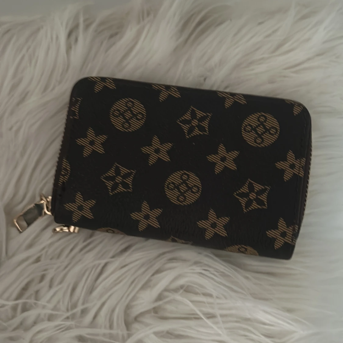 Svart och guld plånbok med dragkedja