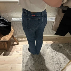 Blå jeansbyxor - Snygga blå jeansbyxor med klassisk design. De har en hög midja och en straight passform som ger en tidlös look. Perfekta för en avslappnad stil.