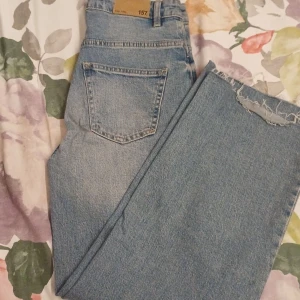 Blå jeans med hög midja. Den är helt ny jag har inte använt den after jag har köpt den. - Snygga blå jeans från 157 med hög midja och klassisk femficksdesign. De har en dragkedja och knapp framtill. Perfekta för en avslappnad stil.