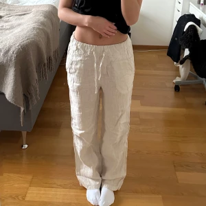 Beiga linnebyxor - Säljer ett par Linnebyxor från Chelsea. Sköna och fina byxor till sommaren. ”Sand” färgade. Storlek 34. Nypris 499🤩