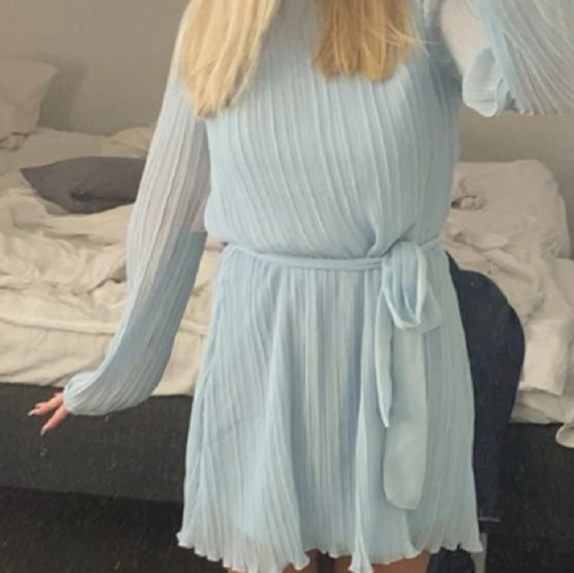 Ljusblå plisserad klänning