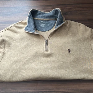 Beige tröja från Ralph Lauren - Säljer nu min Ralph Lauren tröja som inte kommer till användning väldigt fint skick inga skador står L men passar både M och L. Hör gärna av är om frågor eller mer bilder!👍