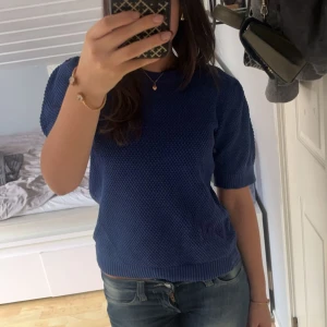 Blå stickad tröja från Vila - Säljer en snygg blå stickad tröja från Vila. Den är knappt använd och passar perfekt till alla färger årstider! 💙slutsåld överallt! Köpte för 260 kr