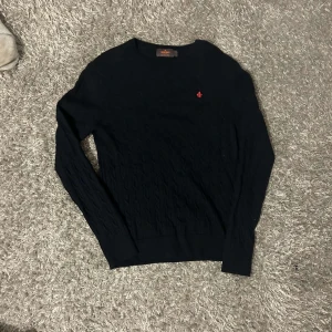 Svart tröja från Morris - Säljer en stilren svart tröja från Morris i 100% merinoull. Tröjan har ett diskret kabelstickat mönster och köptes från care of carl januari 2024 för 1700 och är i bra skick.