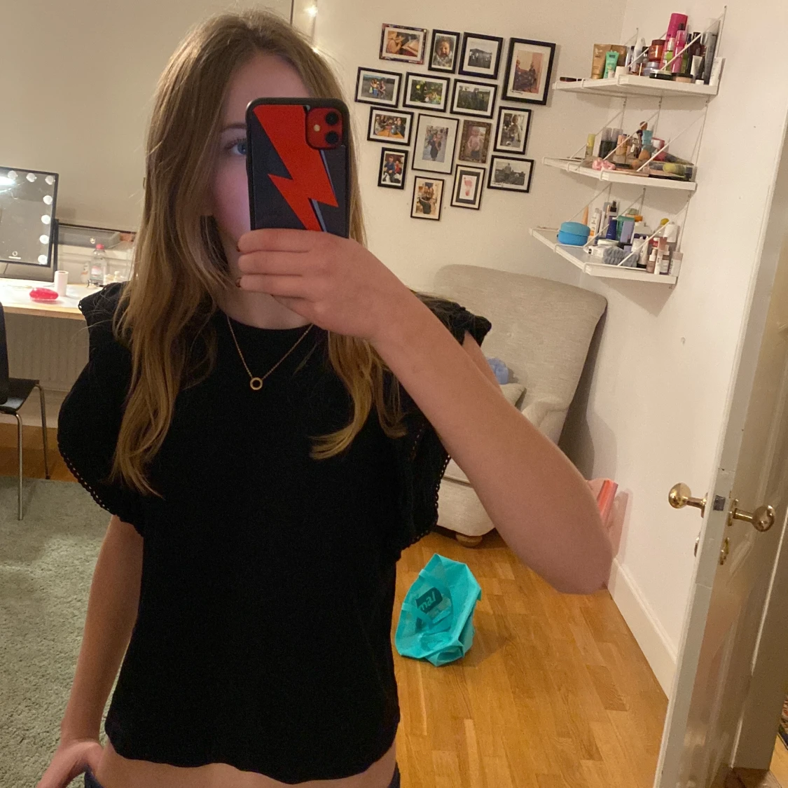 Svart topp med volangdetaljer