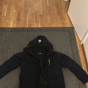 Mörkblå Sail Racing Jacka - Säljer en mörkblå jacka från Sail Racing, jackan är knappt använd bra skick, och håller dig varm.              Storlek 170, passar t.o.m 175.                                               Original pris 3199kr                                             