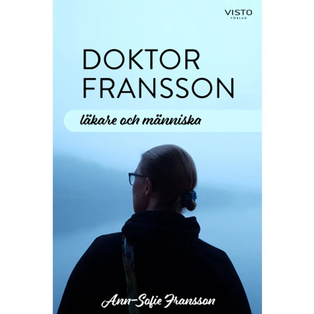 Är läkare också vanliga människor? Ja, självklart, säger Dr. Fransson. Dock kan inte något skrivet av en enstaka läkare ge en helhetsbild av läkarkåren lika lite som ett enstaka patientfall kan styra hur vården som helhet ska bedrivas. Men man kan berätta sin egen historia, som visar att läkare också lever, tänker och känner precis som alla människor gör. Denna bok riktar sig till den som vill veta hur ett läkarliv kan se ut och bli för en duktig flicka från smålandsskogarna som hamnat i cancervården. Numera arbetandes med just det som hon från början tänkte inte passade henne, strålbehandling. Det är ingen hjältehistoria utan ett ärligt försök att beskriva läkarlivets ändå lite speciella omständigheter. Boken är en personlig berättelse om ett yrke, men framför allt om människan bakom det.     Format Inbunden   Omfång 111 sidor   Språk Svenska   Förlag Visto Förlag   Utgivningsdatum 2023-05-05   ISBN 9789180732123  . Böcker.