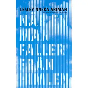»Det här är ett författarskap att hålla utkik efter. Jag hoppas att hon skriver mer!« Johanna Lundin, SVT Go kväll.En mor och en dotter tjänar sitt uppehälle på att råka ut för olyckor, vid övergångsställen eller på det hala golvet i snabbköp och bensinmackar. En annan mor måste leva på sin svågers dyrköpta välvilja. En tredje kommer tillbaka från döden efter åtta år. Vissa flickor vantrivs på high school i USA, vissa kämpar för sin överlevnad i fattigdom och krig. Och hela världar är inte som de brukar: för att få sitt efterlängtade barn måste en flicka göra en docka att ta hand om i ett år, men när hon hämtar materialet från golvet på en frisersalong skapar hon sin egen olycka. En man faller från himlen, och det visar sig att en hel världsbild har varit felaktig.Människorna i Lesley Nneka Arimahs noveller är desperata, de jagas av världen och tvingas se sina liv och sin frihet ätas upp, antingen mycket långsamt eller snabbt och oåterkalleligt.Lesley Nneka Arimah är född i England av nigerianska föräldrar och är bosatt i USA. Efter att ha belönats med ett flertal novellpriser debuterade hon 2017 med När en man faller från himlen.»En man faller från himlen, medan andra gestalter befinner sig i konstant underläge på jorden. Lesley Nneka Arimah tecknar erfarenheterna med både empati och provokativt sinnelag.« Magnus Eriksson, Svenska Dagbladet    Format Inbunden   Omfång 215 sidor   Språk Svenska   Förlag Nirstedt/litteratur   Utgivningsdatum 2020-04-22   Medverkande Peter Samuelsson   ISBN 9789198530155  