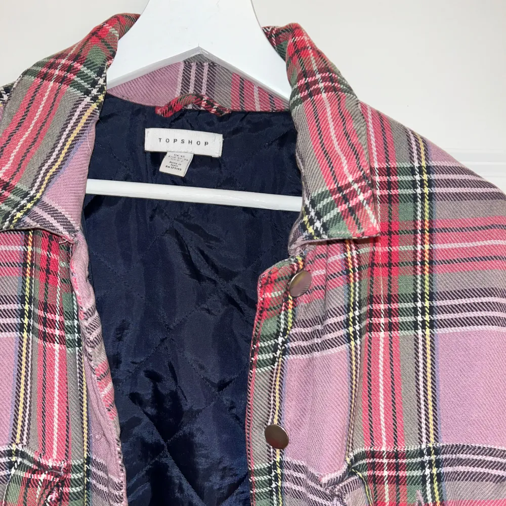 Säljer en rosa oversized flanell skjorta/jacka från Topshop i rosa, grönt, rött, svart, vitt och gult🩷🩷🩷. Jackor.