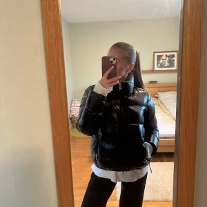 Svart pufferjacka från Colmar - Säljer en snygg svart pufferjacka från Colmar i storlek S. Jackan är perfekt för kalla dagar med sin varma och vadderade design. Den har en hög krage och dragkedja framtill. Passar perfekt för både höst och vinter. Den är fortfarande i fint skick då den bara har använts fåtal gånger💗