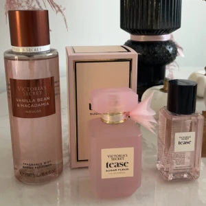 Victoria’s secret body mist vanilla Macadamia - Säljer deras nya höstdoft. Vanilla Macadima, den är stark så behövs bara 1-2 sprut och håller länge. Precis inköpt och endast testad, luktar jättegott men inte vad jag förväntade mig så säljer vidare den. Inköpt från USA. 