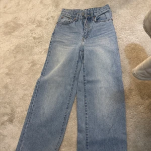 Blå jeansbyxor - Säljer ett par blå jeansbyxor från lager 157. De är highwaisted. Har aldrig använt de och de är helt nya. Priset kan diskuteras. Byxorna passar både XS/XXS