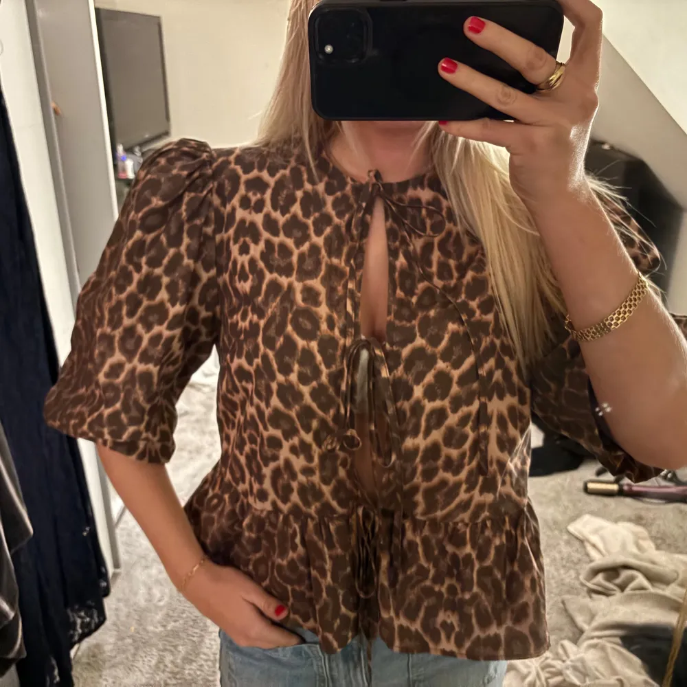 Leopard topp med knytning framtill som man kan justera själv. Mycket bra skick och passar perfekt till hösten💞. Puserot.