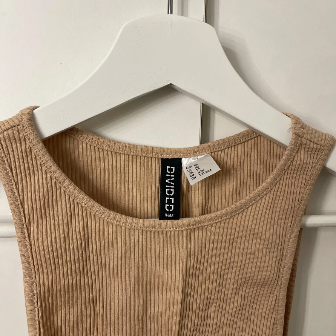 Beige ribbad linnetopp från Divided - 90