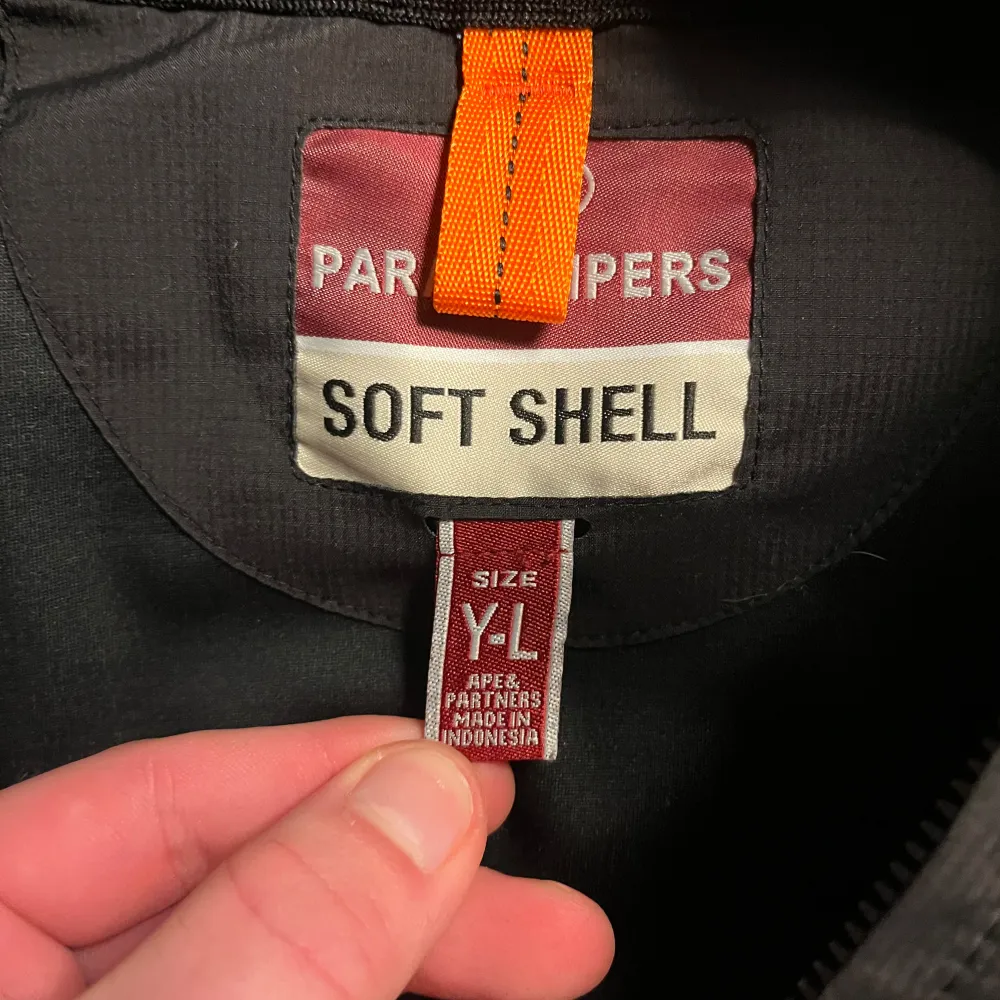 Säljer en Parajumper Soft Shell jacka som är i storlek Y L men passar storlek S. Hör av er om ni undrar något mer. Jackor.