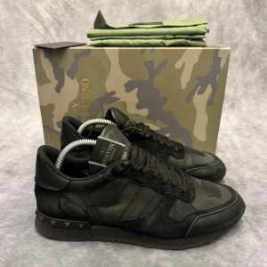 VALENTINO ROCKRUNNERS  - - Valentino Rockrunners- Skick: 9/10 - Tillbehör: Enbart skorna - Storlek 41 - Nypris ca 7500kr // DeluxeCloset