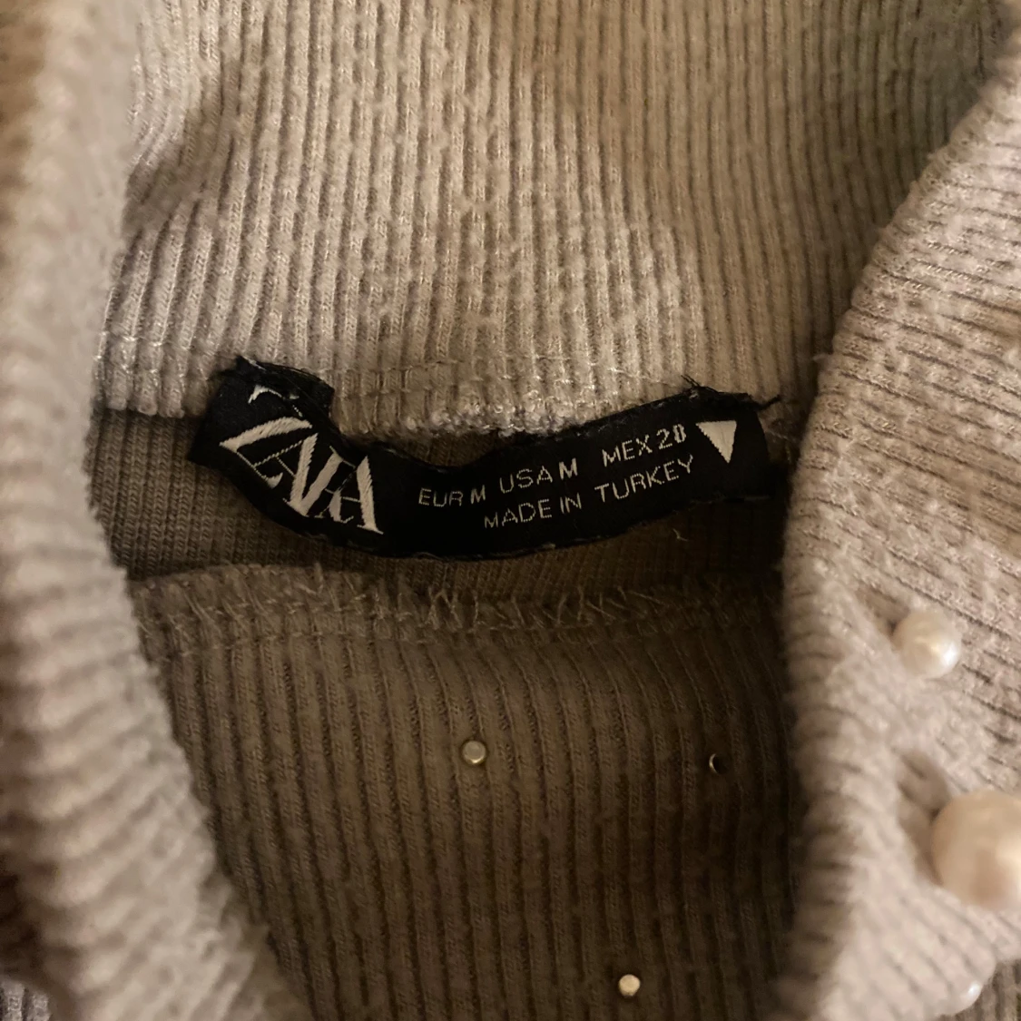 Grå ribbad polotröja från Zara - 91