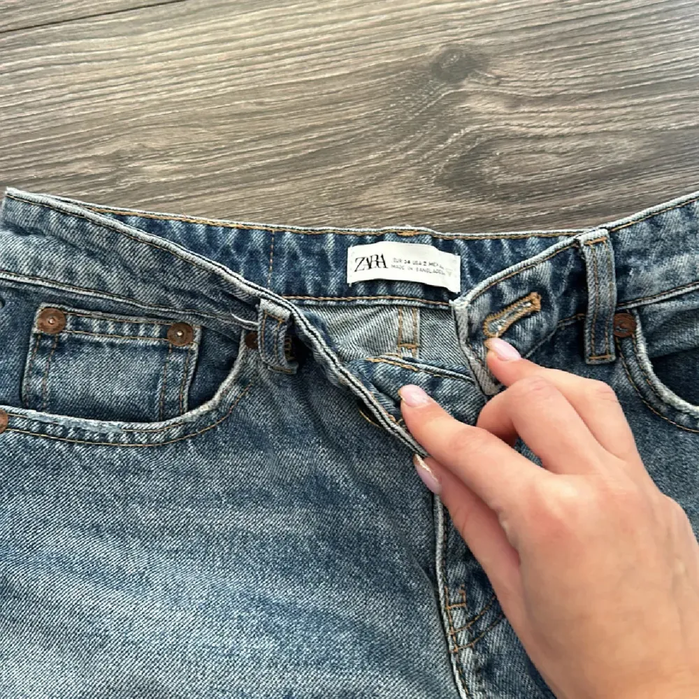 Säljer ett par snygga blå jeans från Zara. De har en klassisk femficksdesign och är i ett mycket bra skick. Perfekta för både vardag och fest! Passformen är normal, vilket gör dem superbekväma att bära hela dagen.. Jeans & Byxor.