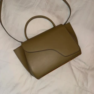 ATP Arezzo bag - Säljer min atp arezzo väska i färgen ”Moss”. Nyskick! Nypris: 5200kr 
