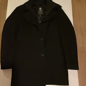 Svart kappa från Jack and jones - Säljer nu denna snygga kappan som är perfekt till vintern❄️ Kappan är i fint skick. Nypris ligger på 1200-1400 hör av er vid frågor eller funderingar🤩