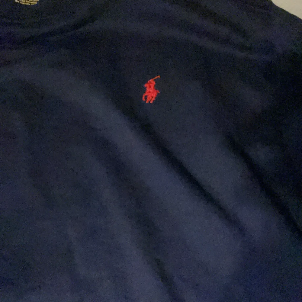 Säljer en snygg mörkblå tröja från Polo Ralph Lauren. Den har en klassisk design med det ikoniska röda logotypen broderad på bröstet. Perfekt för både vardag och lite finare tillfällen. Tröjan är i bra skick och gjord av mjukt bomullsmaterial. Ordinare pris 800kr. Tröjor & Koftor.