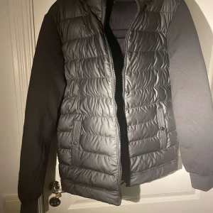 Svart Vinterjacka - Säljer en snygg svart vinterjacka i nytt skick. Den är helt oanvänd säljs pga jag ej kan lämna tillbaka den. Den är väldigt varm och stilren. 