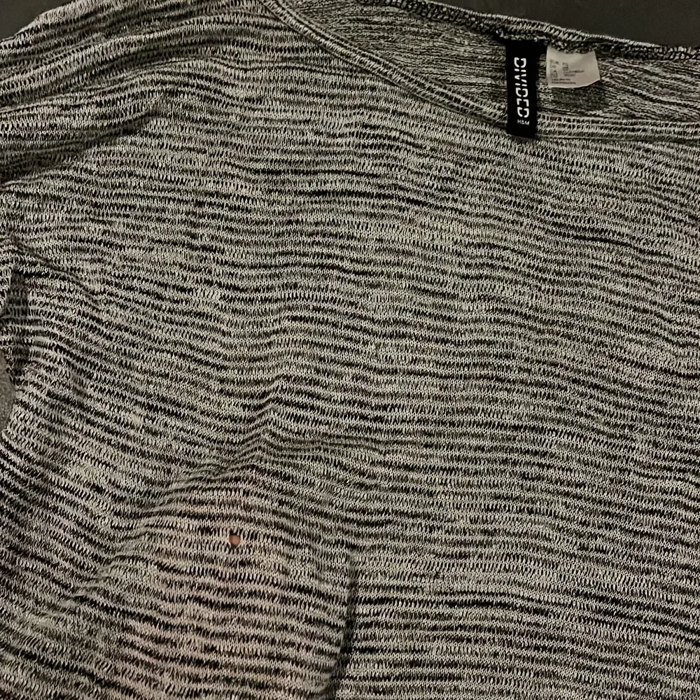 Säljer en gråmelerad tröja från H&M Divided i storlek XS. Tröjan har en avslappnad passform och är perfekt för vardagsbruk. Den är långärmad och gjord i ett mjukt material som känns skönt mot huden. Perfekt för höst och vår! Har ett pyttelitet hål vid magen som går lätt att sy igen!. Tröjor & Koftor.