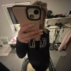 Svart hoodie från GAP - Säljer en mörkblå hoodie från GAP i bra skick. Den har en klassisk design med dragkedja och stor logga på bröstet. Jätte bra skick och passar till allt pris kan diskuteras 