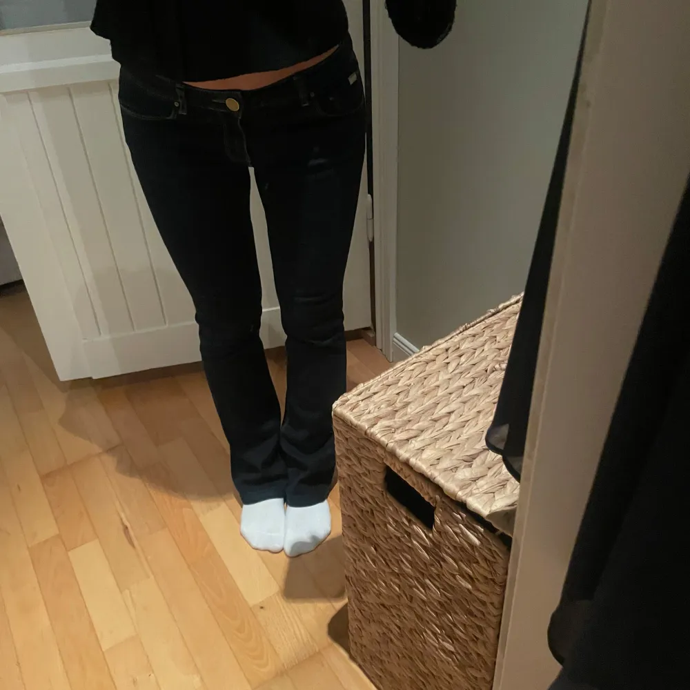 Marinblåa jeans med guld detaljer! Storlek 38 från zara - fint skick men använda. Jeans & Byxor.