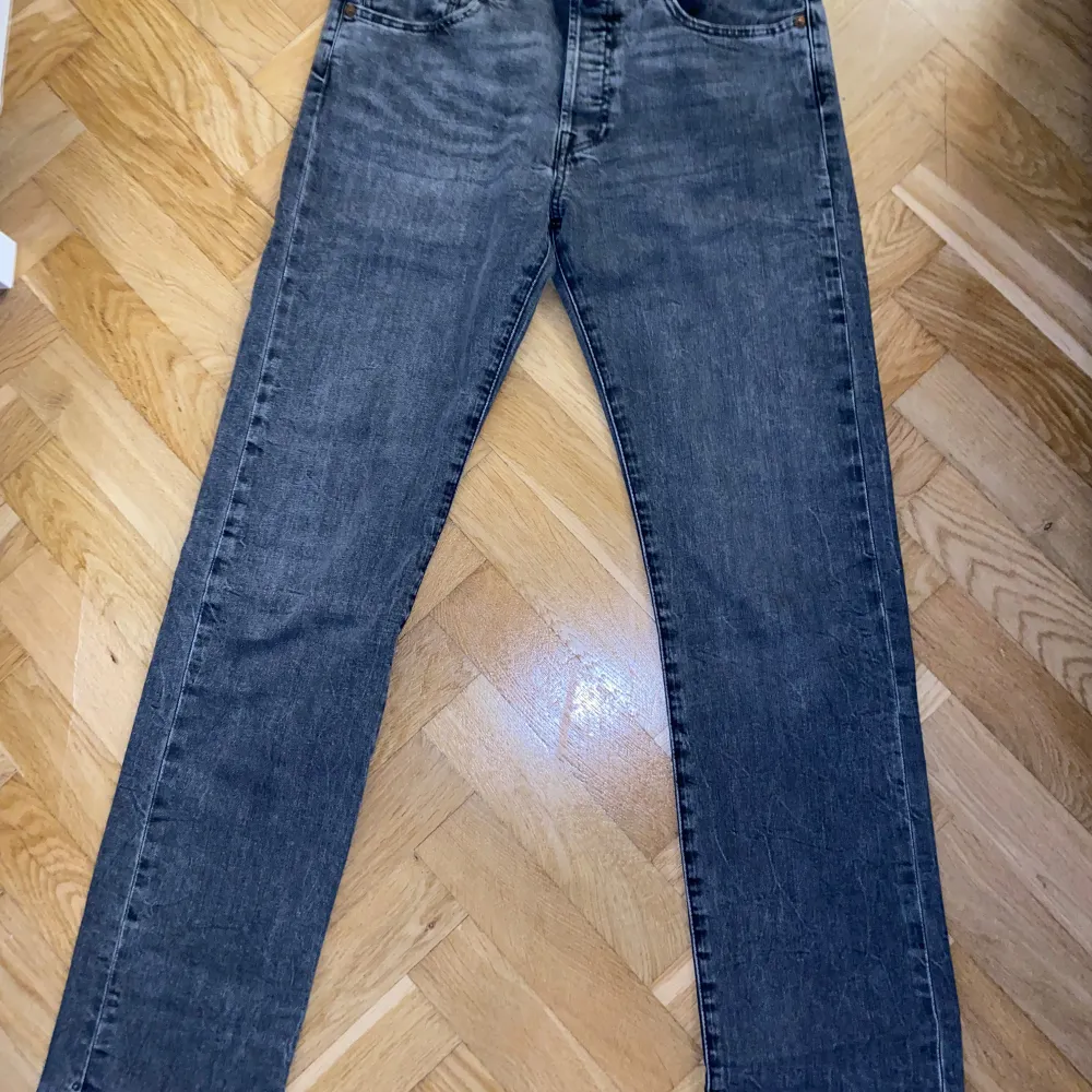 Grå Levis 501:or, jättefin färg och sparsamt använda. Storlek 31/34.  . Jeans & Byxor.