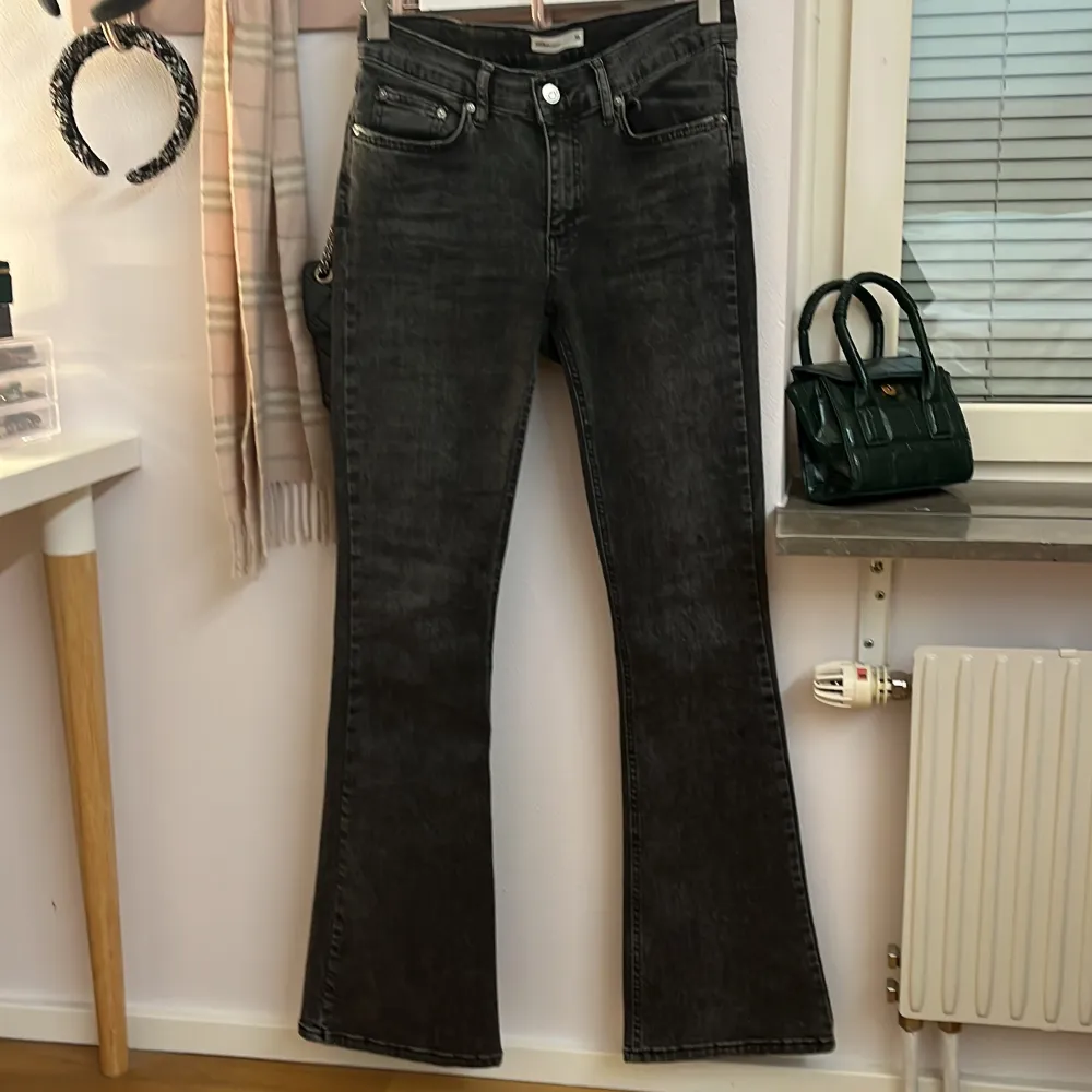 Säljer ett par snygga midwaist grå/svarta bootcut jeans i nästan helt nytt skick från Gina Tricot!💗 Köpte för ca ett år sen men säljer nu då de är lite korta och inte kommer till användning💕. Jeans & Byxor.