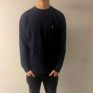 Ralph lauren sweatshirt  - Säljer en stilren mörkblå sweatshirt från Ralph lauren i storlek M. Hör av er vid frågor