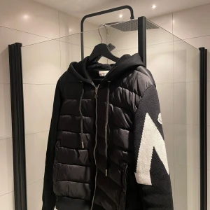 Moncler Tricot Cardigan med huva - Säljer en snygg svart moncler cardigan i storlek S men passar bättre som Xs. Köpte den för att ha under hösten men insåg att den inte satt tillräckligt bra på mig och är i akut behov av en dunjacka till vintern så vill verkligen bli av med den . Vid frågar eller fler bilder är det bara och höra av sig😁 Priset går att diskutera vid snabb och smidig affär. Mvh Oscar 