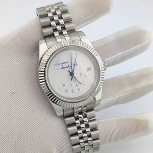 Seiko klocka ”Who cares what I’m already late” - Säljer min klocka då jag fick den i present. Den har en rolig text på urtavlan: 'Who cares, I'm already late'. Klockan har ett klassiskt armband i metall och en datumvisare. Perfekt för den som vill ha något annorlunda och kul på handleden!