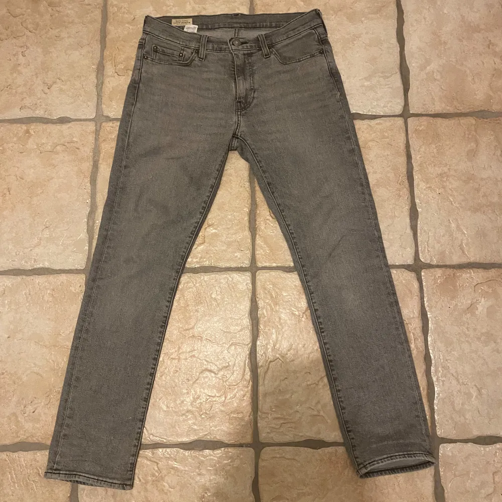 Säljer dessa riktigt schyssta Levis 511 jeansen i grå färg! Om du har några frågor är det bara att skriva! . Jeans & Byxor.