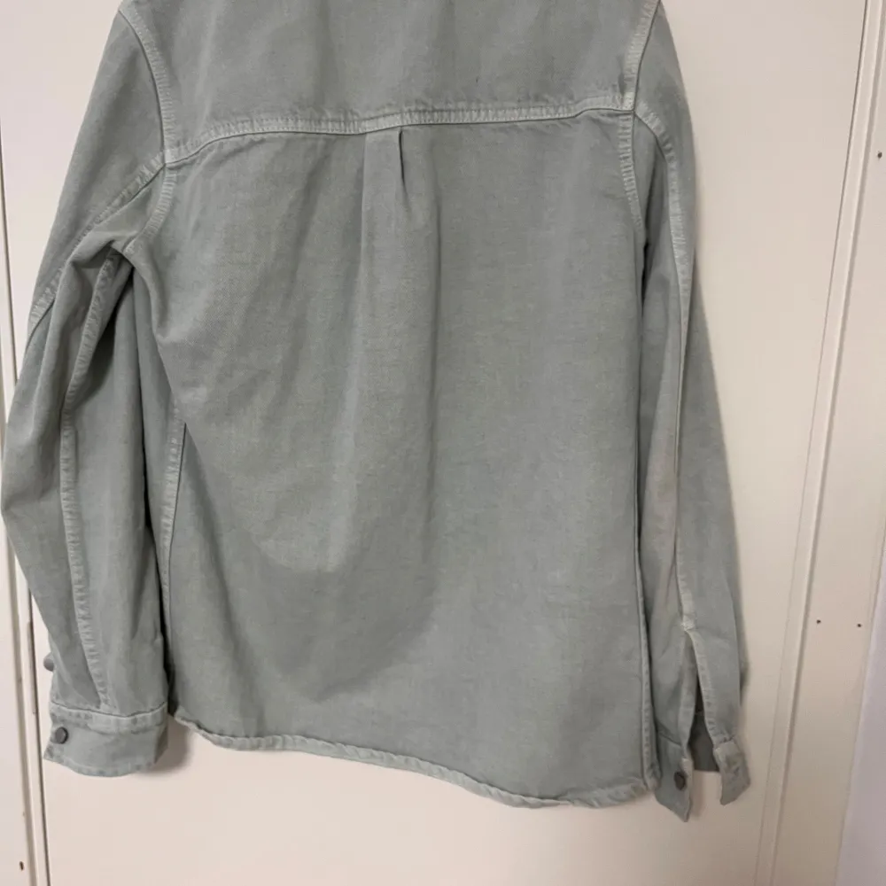 Säljer en stilren grå overshirt från zara Perfekt för lager-på-lager under hösten. Den har långa ärmar och knappar framtill samt två praktiska bröstfickor. Skön och avslappnad passform som funkar till det mesta. 🖤. Jackor.