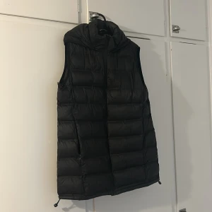 Väst zara - Använd kanske 10 gånger och är i bra skick, vanlig svart väst från zara