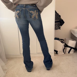 Bootcut jeans - Lådmidjade bootcut jeans i storlek 1, 31cm över midjan och 85 cm i innerbenet💙 se små slitningar vid hälen