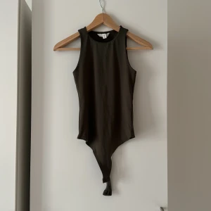 Mörk grön body  - Mörk grön body från H&M i storlek xs