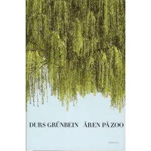 En minnesbåge av prosa, dikter och fotografier, från sekelskiftet 1900 till vändpunkten 1989.I en bok full av historier, verser och sällsynta fotografier visar sig poeten Durs Grünbein från en självbiografisk sida. Men han griper ännu längre tillbaka, till tiden då 1900-talets tidiga konturer började framträda. Från Hellerau, trädgårdsstaden i utkanten av Dresden, når ett reformprogram för livet långt utanför förortens gränser. Det blir en station för Kafka, Rilke, Benn och många andra. För Grünbein blir det en utgångspunkt mot hållplatserna på den egna levnadsbanan. Fortsättningen är händelser i familjen under 1900-talet, skräckupplevelserna under eldstormen i Dresden i februari 1945, ett trauma som tränger djupt in i hans egen livsberättelse. Och slutligen uppstår en bild av den egna barndomen i Östtyskland under kalla krigets långa, solgassande somrar. Durs Grünbein, född 1962 i Dresden och sedan 1986 bosatt i Berlin, där han är verksam som poet, översättare och essäist. Han har fått ett flertal priser för sina verk, bland annat Peter-Huchel-Preis, Georg-Büchner-Preis, Friedrich Nietzsche-Preis och Berliner Literaturpreis 2006. I april 2012 tilldelades han Tomas Tranströmer-priset. KRITIKERRÖSTER: »Alla genregränser är upphävda, ett grepp som inte verkar sökt utan bara kongenialt med motivet: om ett provisorium kan man kanske bara skriva i en öppen, föränderlig form som trevar sig fram.« Jens Christian Brandt, Dagens Nyheter »Man måste läsa om, stycken kan kännas olästa efter läsning med penna, tankar och associationer kommer i stim, vänder. Det är omöjligt och härligt och man kan inte behärska boken. Tvärtom känns det som om Grünbein kastar smörgås över sin minnesyta med läsaren som sten. Som en flat, glidskuttande sten flyger och nuddar och sjunker jag långt ute i den rikt mönstrade myren med titeln Åren på Zoo .« Sigrid Combüchen, Svenska Dagbladet»I Ulrika Wallenströms fabulösa översättning är Grünbeins skildring av sin uppväxt under det kalla kriget på andra sidan den mur som i hans värld kallades Skyddsvallen mot fascismens och imperialismens ondska, ett svindlande, vindlande läsäventyr.« Ragnar Strömberg, Göteborgs-Posten»Öppen i sinnet, inhägnad geografiskt. Formidabelt formulerar Grünbein i Åren på zoo på ett både för det lilla barnet och den kunskapstörstande ynglingen förbryllande intryck och känslor av isolering. Nästan varje sida känns klibbig, eller liksom vibrerande av historiens inte alltid så lyckobringande vindslag.« Nina Lekander, Expressen»Det är poetiskt, kaleidoskopiskt, och underbart.« Durs Grünbeins »Åren på zoo« recenseras i Arbetarbladet. »Senast en liknande text tog sig in i läsarrummet var en vinter för några år sedan: W.G Sebalds Logi på landet och Dikt, prosa, essä .« Bengt Söderhäll    Format Inbunden   Omfång 336 sidor   Språk Svenska   Förlag Ersatz   Utgivningsdatum 2018-11-14   Medverkande Ulrika Wallenström   ISBN 9789187891908  