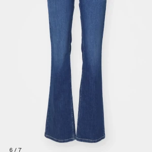 Blå bootcut jeans från Lee - Säljer ett par snygga blå bootcut jeans från Lee i modellen Jessica. De är i bra skick och endast använt ett fåtal ggr! Midja 26 och längd 29.