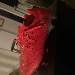 Bukayo Sakas egna fotbollskor. New Balance - Bukayo Sakas egna fotbollskor, dessa går inte att köpa längre då dom limited. Använda i cirka 45 min. Säljer dom för då dom är lite små.