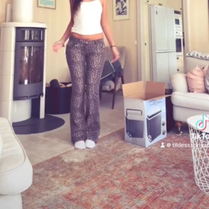 Low Waits leopard jeans  - Säljer nu mina älskade leopard jeans då dom inte kommer till användning. Byxorna är från Nelly och original pris är 699. Byxorna är i nyskick därav priset. Byxorna är små i storleken är vanligt viss en 36 men har 38 i dom 