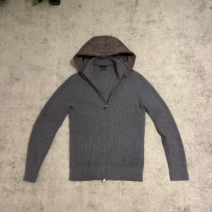 Massimo Dutti cardigan - Säljer denna feta Cardigan från Massimo Dutti! Den är otroligt eftertraktad och slutsåld överallt. Storlek M. Den är i väldigt bra skick! Hör av dig vid fler frågor eller funderingar! Mvh 