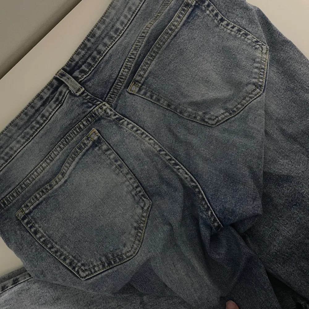 Säljer ett par klassiska blå jeans i bra skick. De har en normal passform och är perfekta för vardagsbruk. Jeansen har en knapp och dragkedja framtill samt fem fickor. Perfekta för både höst och vår!. Jeans & Byxor.