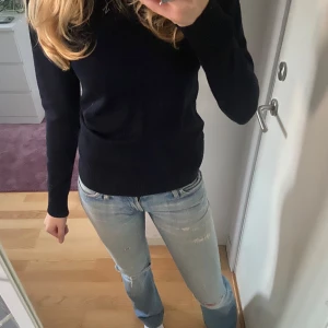 Marinblå långärmad tröja - Säljer en marinblå stickad tröja med skrunch på axlarna. Bra skick och skön💘