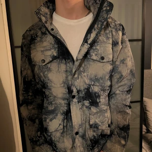 J.Lindeberg windbraker - Säljer denna windbraker från J.Lindeberg, helt ny och aldrig använd - Storlek S